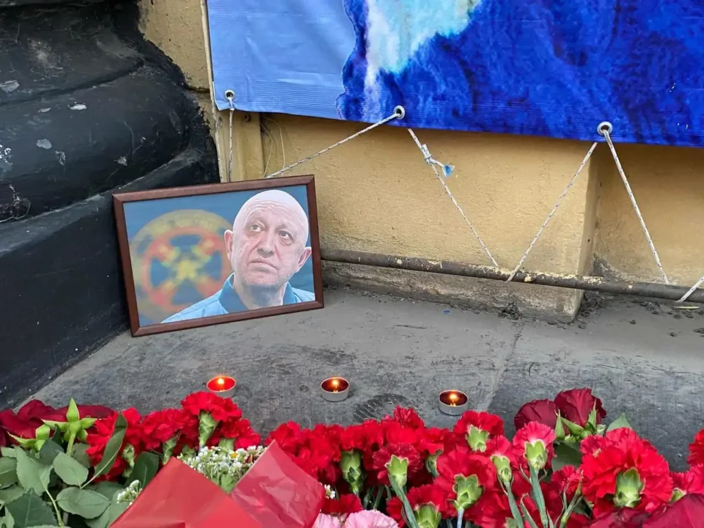 Мемориал Евгению Пригожину у цирка в Ростове