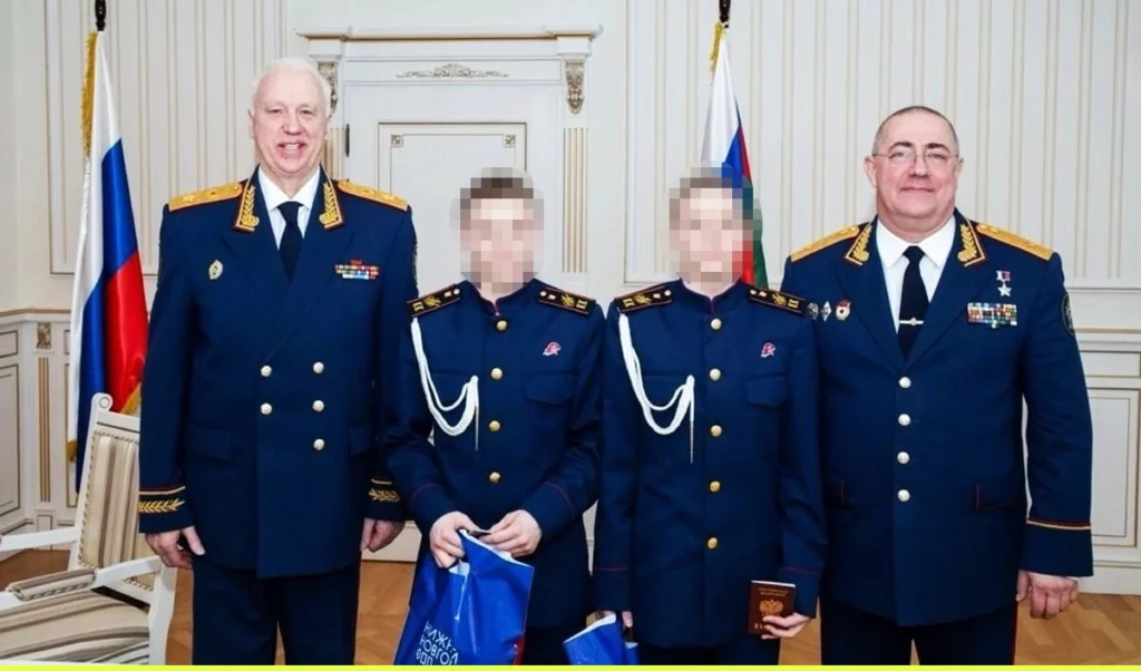 Братьям, прибывшим из Донецка, российские паспорта вручил Бастрыкин.
