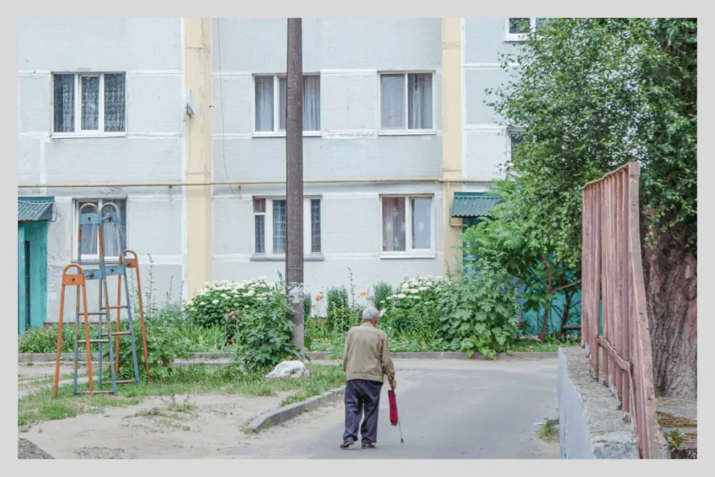 Житель Суража идет по двору рядом с центральной улицей города. Фото: Серафим Миронов.