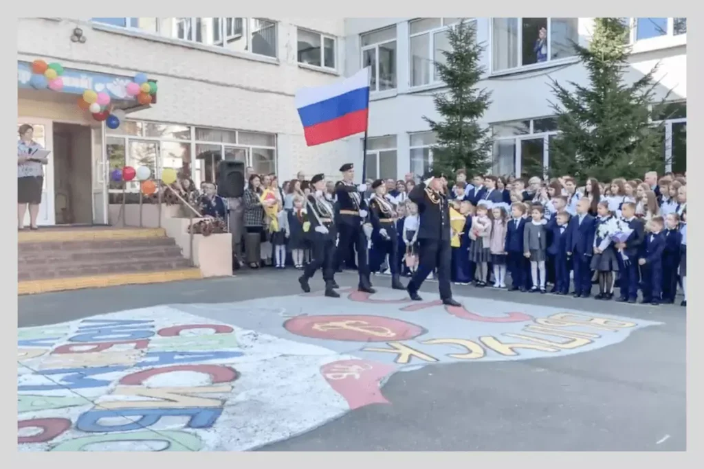 Вынос флага кадетами 10 класса школы № 58 в Брянске 1 сентября 2022 года. Фото: Скриншот видео школы № 58 (г. Брянск), YouTube.