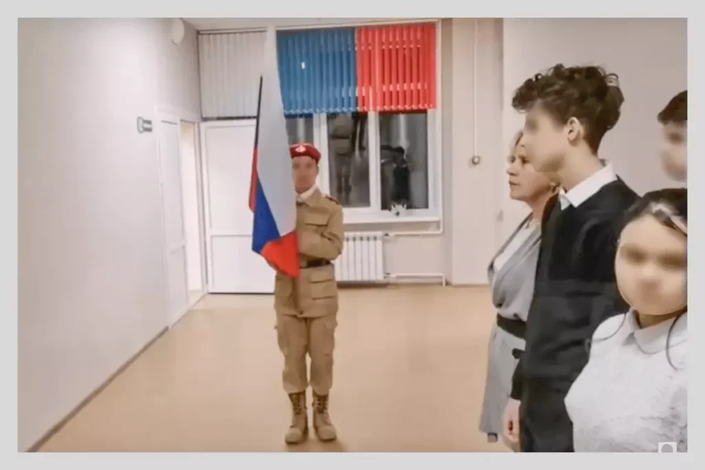 Скриншот видео с еженедельного поднятия флага в школе № 2 Брянска в январе 2023. Автор видео: Брянский Ворчун, Youtube.