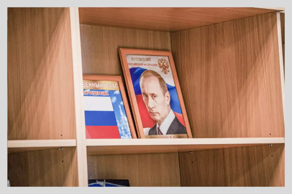 Портрет В. В. Путина на полке в учебном классе одной из школ в Брянске. Фото: Серафим Миронов.