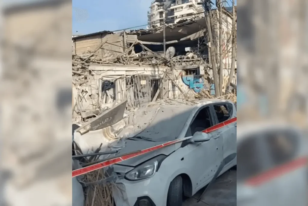 Скриншот из видео Саши Вечканова с разрушениями от ракеты рядом с его домом после бомбардировки Тель-Авива 8 октября 2023. Фото: из личного архива.
