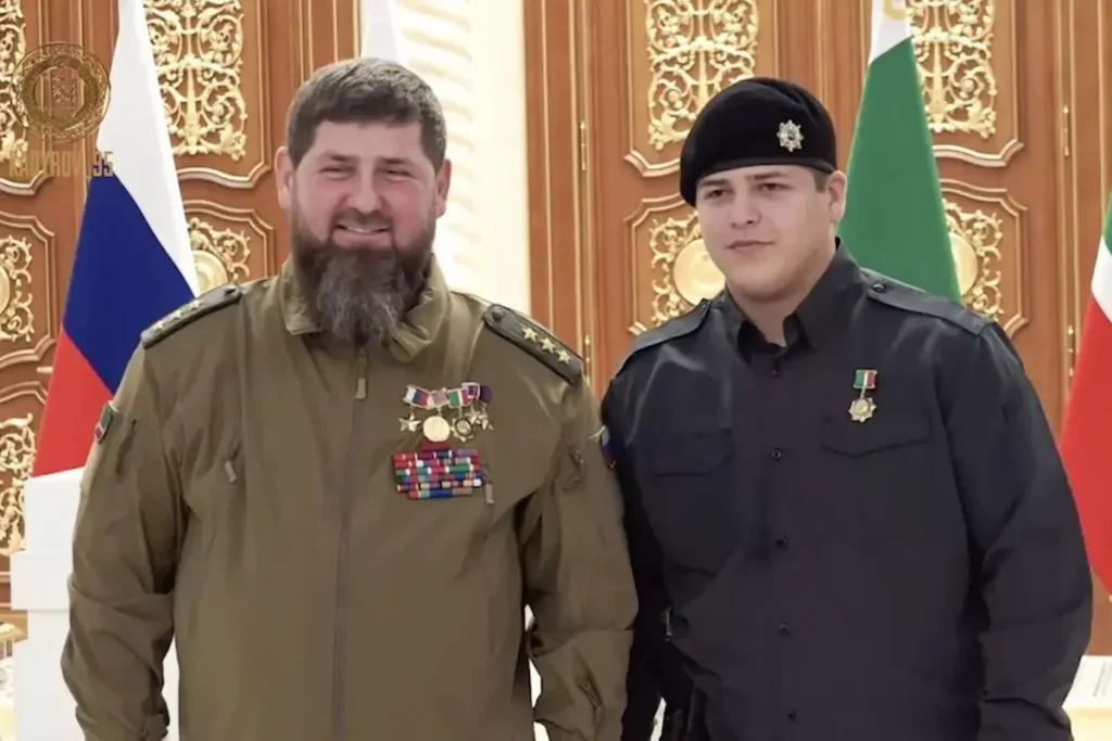 Рамзан Кадыров и его сын Адам на церемонии награждении Адама. Источник: скриншот из видео пресс-службы главы Чеченской Республики.