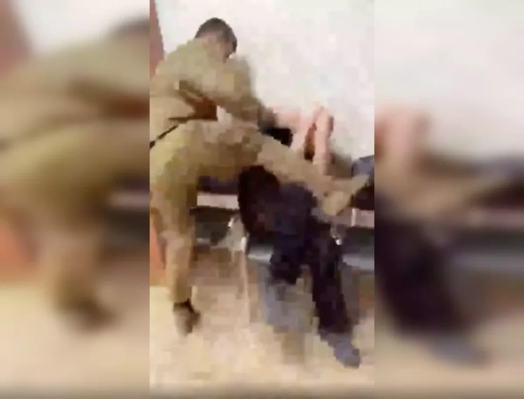 Скриншот из выложенного в сентябре 2023 видео Рамзана Кадырова, где его сын Адам Кадыров избивает Никиту Журавеля. Источник: телеграм-канал Рамзана Кадырова. 