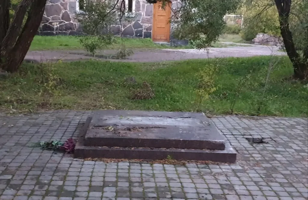 Пустой постамент после демонтажа двух памятников финским солдатам в Приозерске. Фото: скриншот видео ВКонтакте, vk.com/prio_rio.