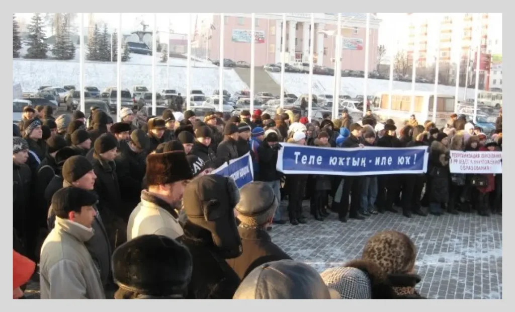Митингующие стоят с плакатами на пикете в Уфе за возвращение регионального компонента в систему образования, декабрь 2008 года, Башкортостан. Фото: паблик ВКонтакте «КҮК БҮРЕ [Кук Буре]».