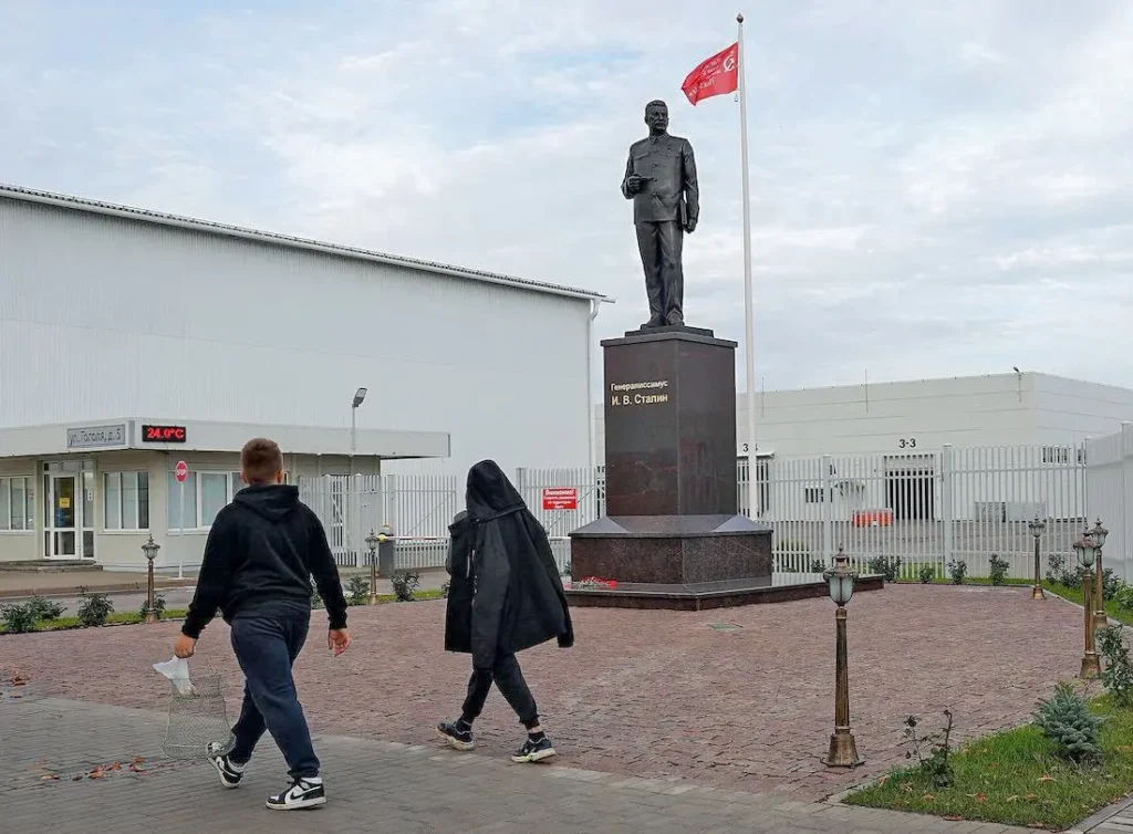 Памятник Иосифу Сталину, установленный в августе 2023 года на территории завода «Микрон» в Великих Луках. Фото: Елена Вах/Коммерсантъ.