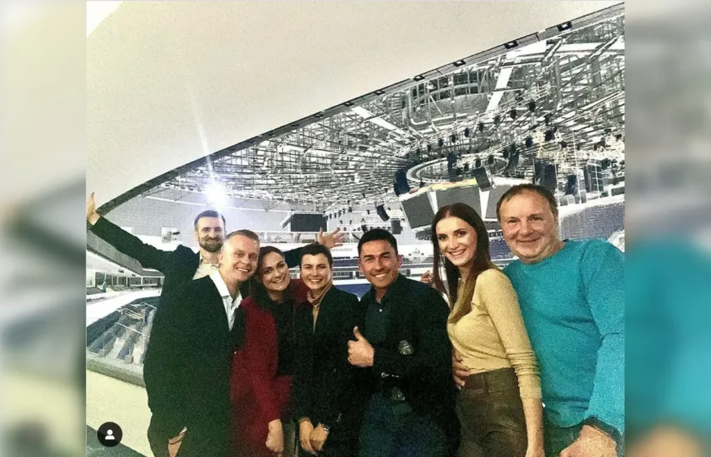 Андрей Пискарев (первый слева в нижнем ряду) стоит рядом с пресс-секретарем Лукашенко Натальей Эйсмонт, в центре с «лайком» стоит Дмитрий Басков. Фото: личная страница в Instagram.