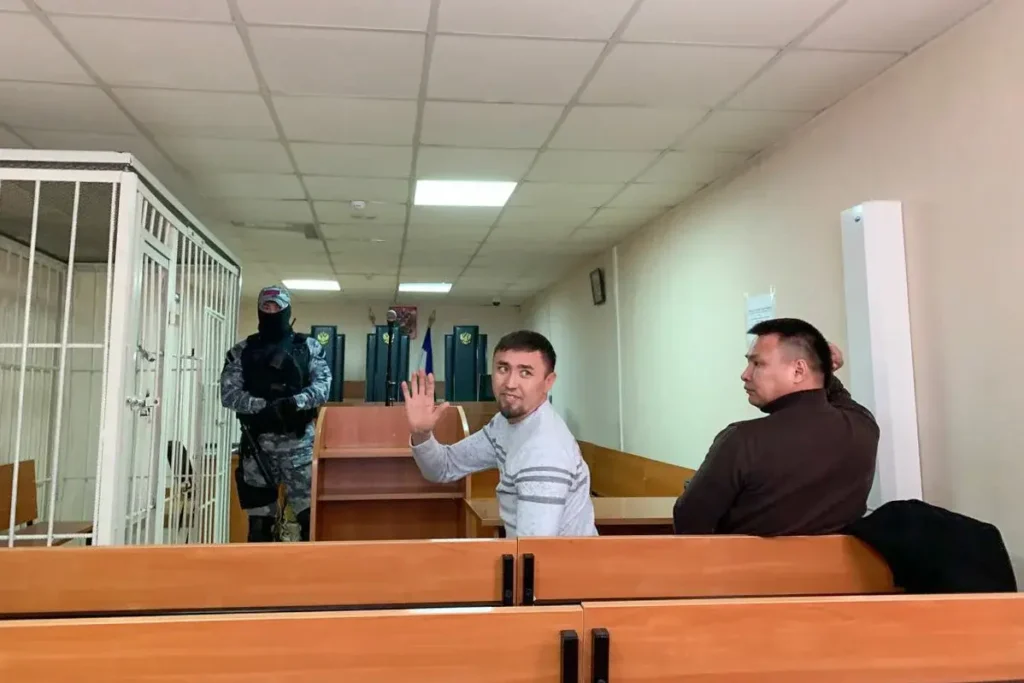 Фаиль Алсынов (в центре) с адвокатом в Баймакском районном суде в день объявления обвинительного приговора 17 января, Башкортостан. Фото: телеграм-канал Куштау Байрам.