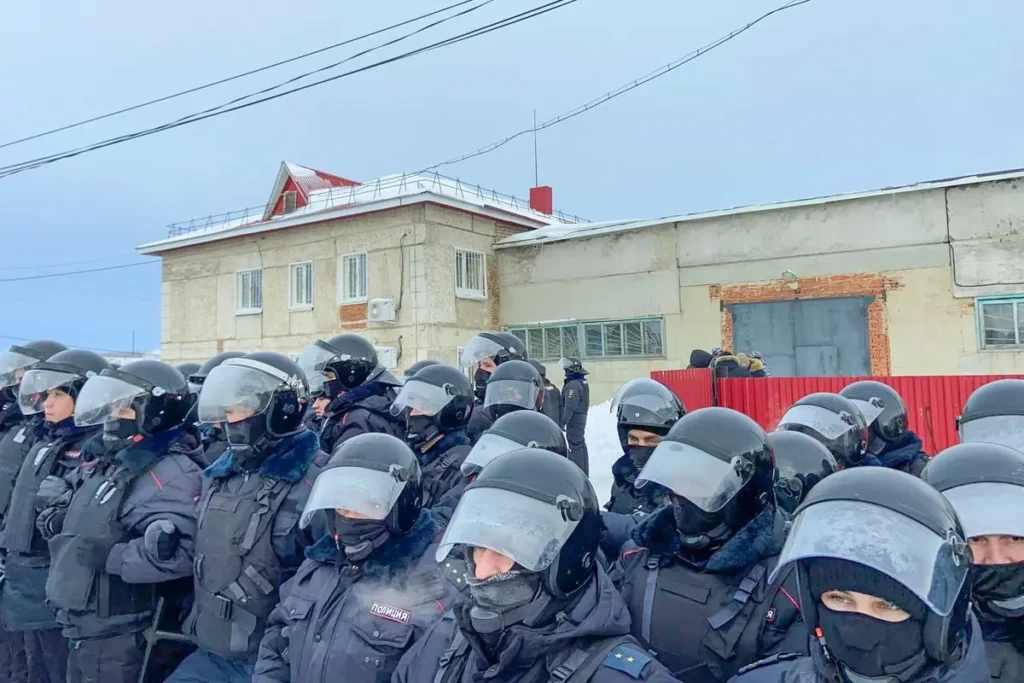 Полиция перекрыла проход к Баймакскому районному суду 17 января, Башкортостан. Фото: специальный корреспондент «Верстки».