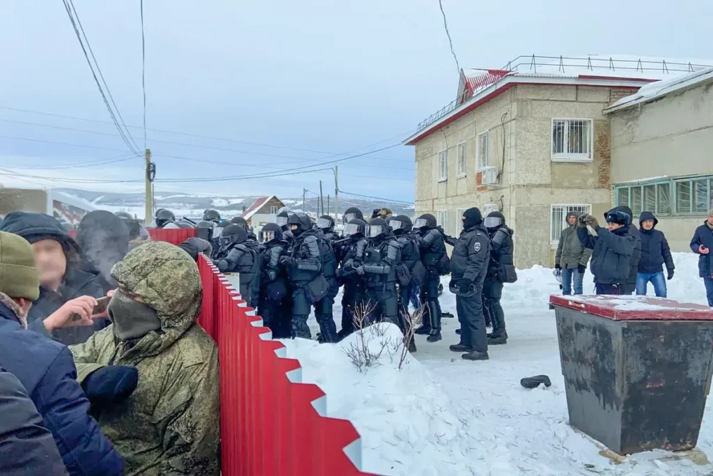 Полиция закрывает проход ко входу в Баймакский районный суд 17 января, Башкортостан. Фото: специальный корреспондент «Верстки».