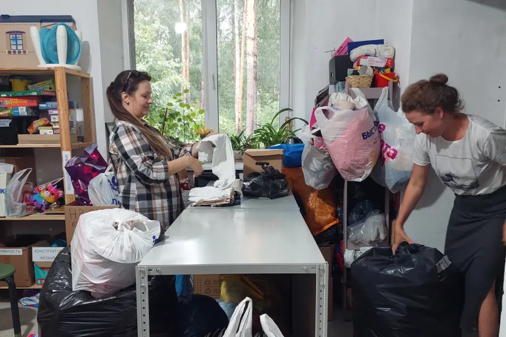 Волонтёры раскладывают вещи в социальном складе «Есть дело» в Новосибирске. Фото: предоставлено фондом.