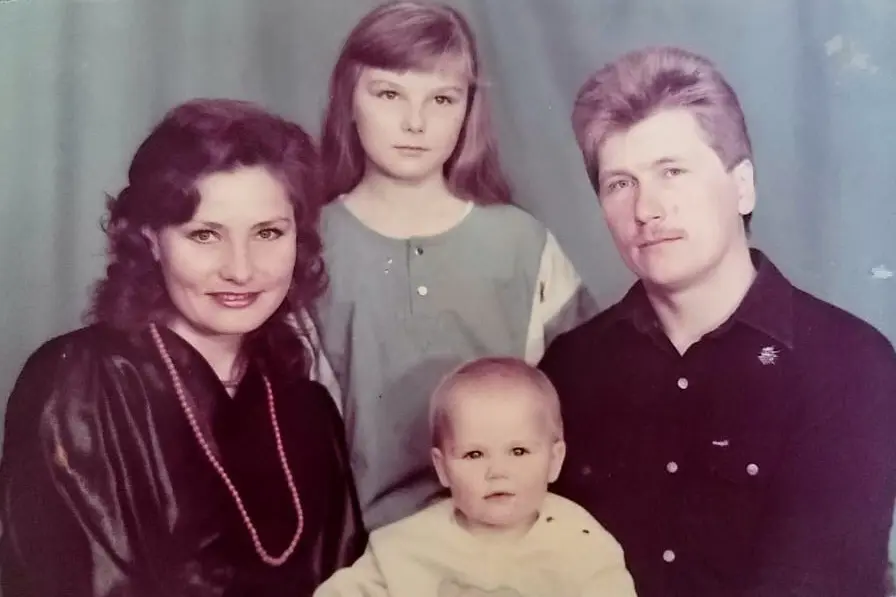 Долите Синицына (слева) с детьми и мужем. Фото: личный архив.