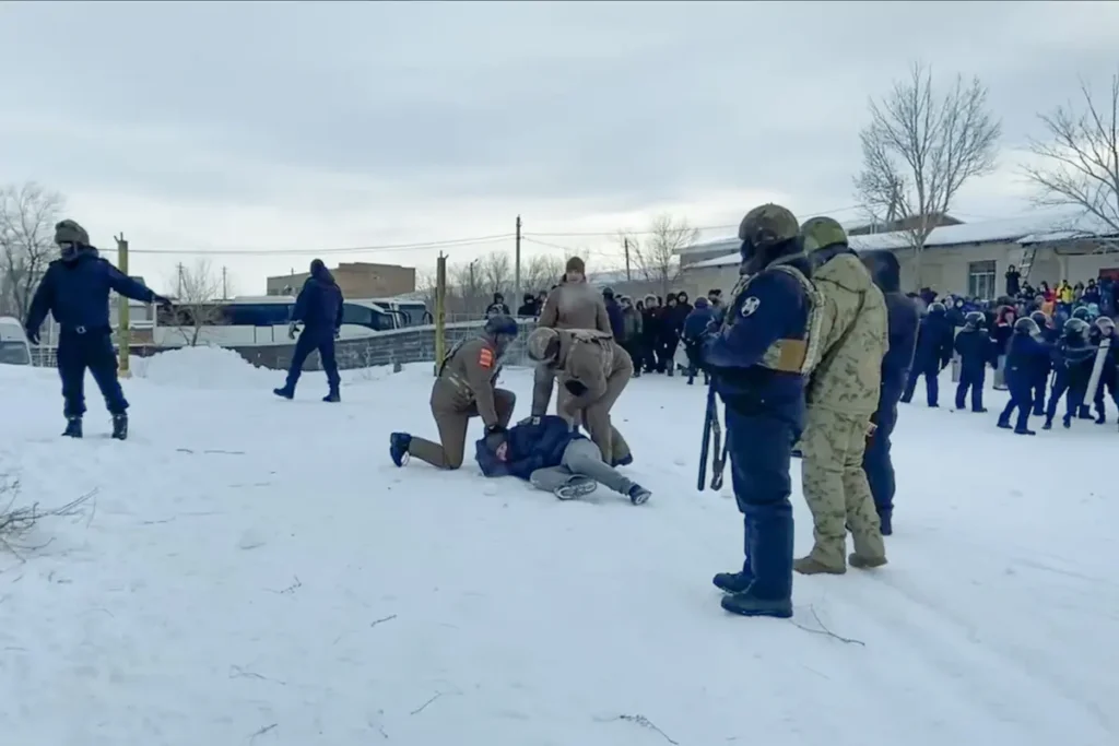 Полиция задерживает протестующих в день оглашения обвинительного приговора Фаилю Алсынову в Баймакском районном суде 17 января, Башкортостан. Фото: специальный корреспондент «Вёрстки».