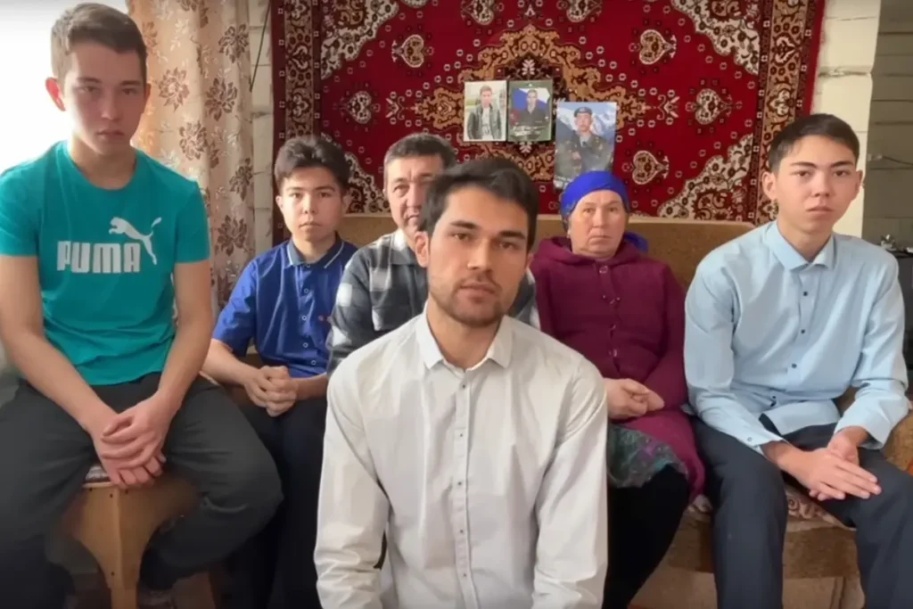 Ильгиз Байгускаров (в центре) со своей семьей во время обращения в поддержку арестованного брата Ильяса. Фото, скриншот видео из youtube-канала «Ильгиз Байгускаров».
