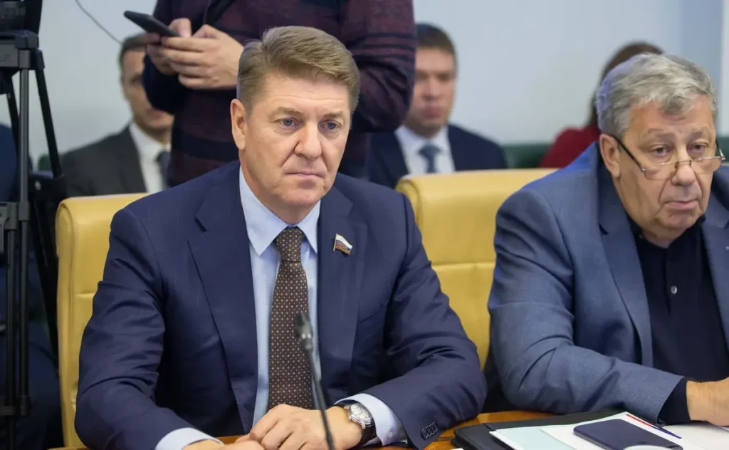 Андрей Шевченко (cлева) во время проведения совещания. Источник: council.gov.ru.