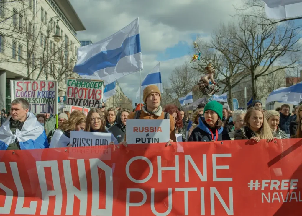 Протестующие во время акции «Полдень против Путина» у посольства России в Берлине. Фото: Ангелина Заглушкина.
