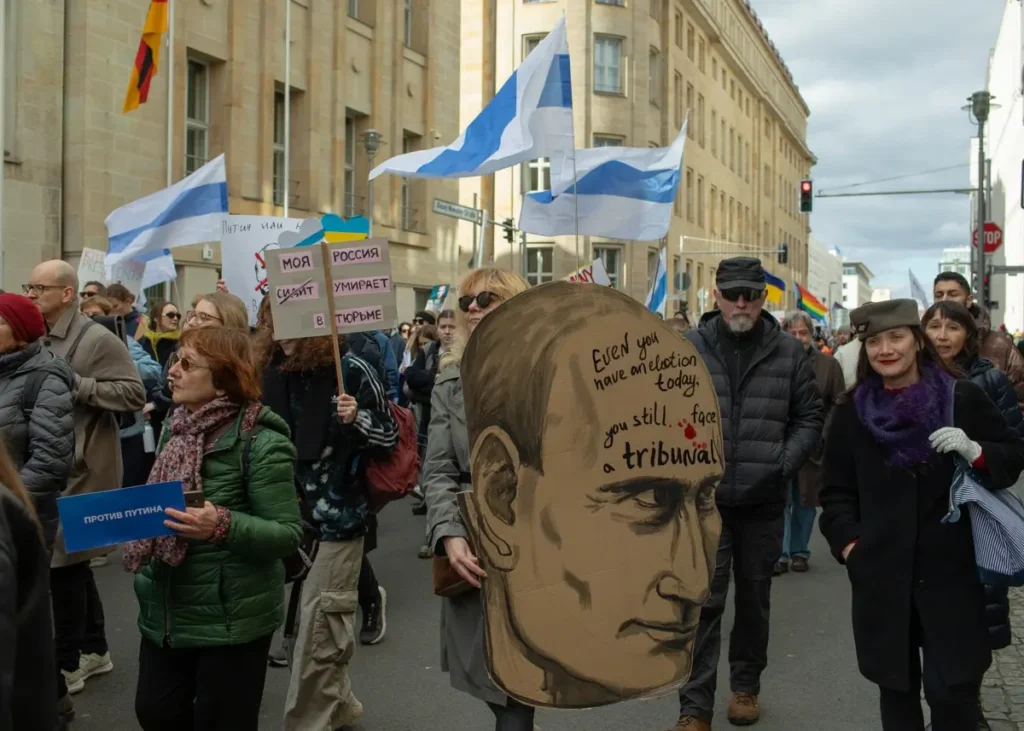 Протестующие во время акции “Полдень против Путина” у посольства России в Берлине. Фото: Ангелина Заглушкина.