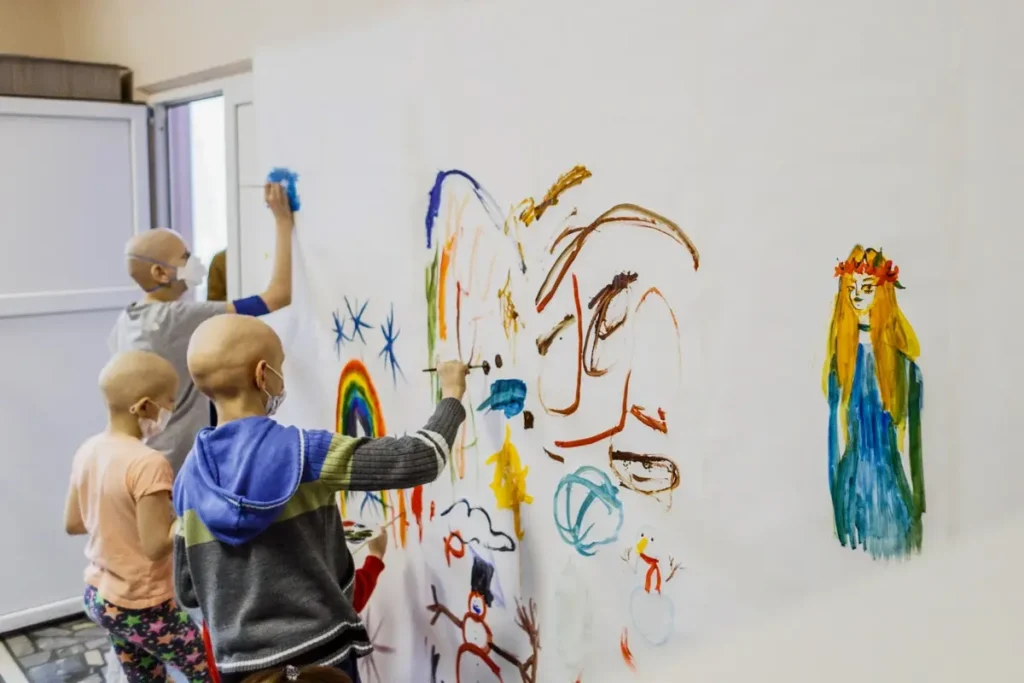 Дети с онкозаболеваниями во время занятия по рисованию при поддержке фонда «Потерь нет». Фото: предоставлено фондом «Потерь нет».