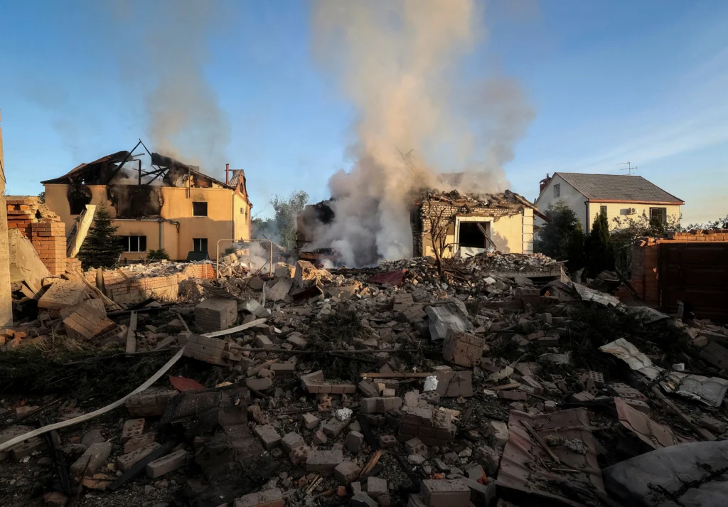 Разрушенные дома в Харькове после российского ракетного удара, 10 мая 2024. Фото: REUTERS/Vyacheslav Madiyevskyy.