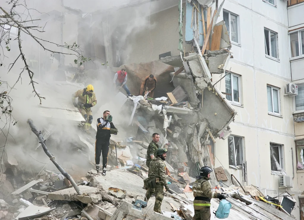 Разбор завалов обрушившегося дома в Белгороде