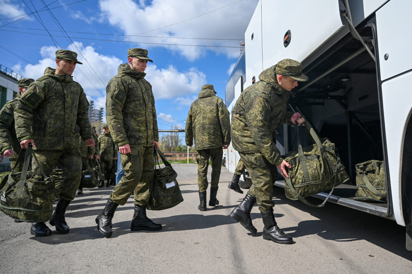 Российские призывники садятся в автобус перед отправкой в гарнизоны в Батайске Ростовской области