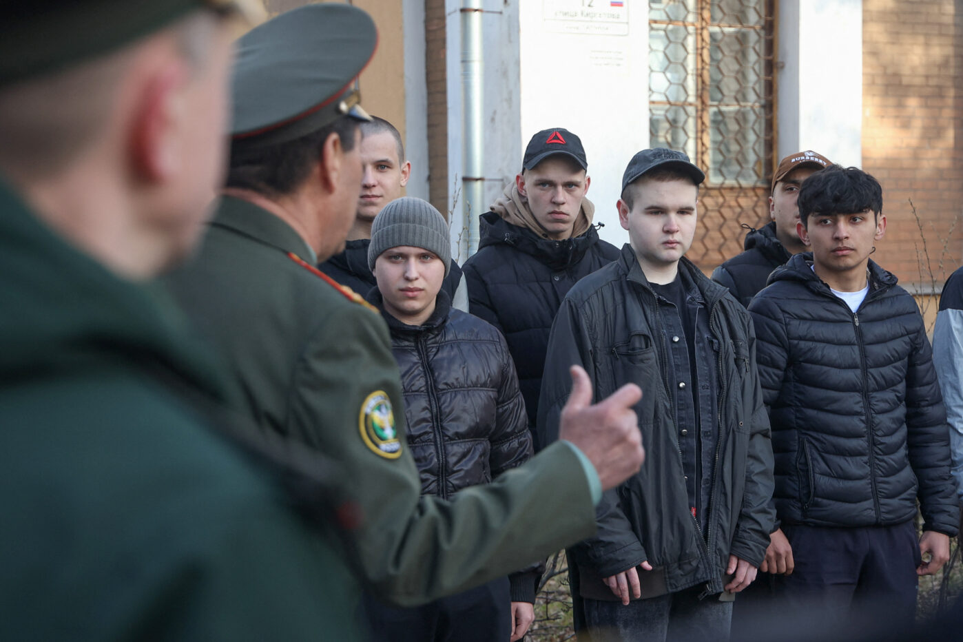 Российские призывники на военную службу перед отправкой в гарнизоны из призывного пункта в Гатчине Ленинградской области