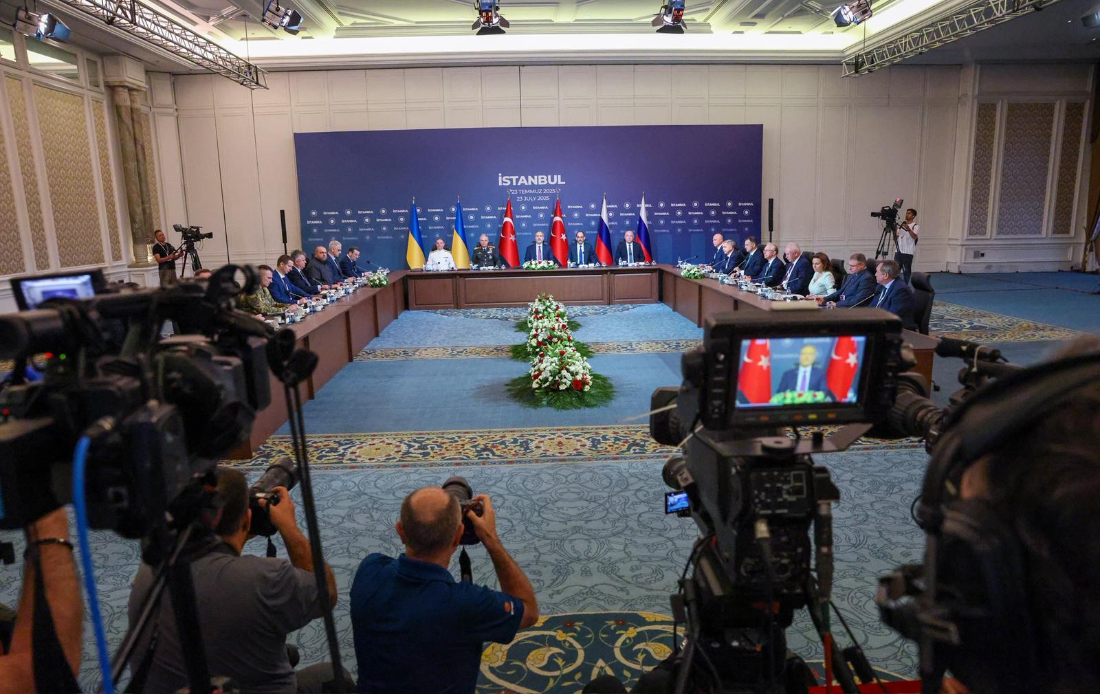 Россия и Украина провели третий раунд переговоров в Стамбуле