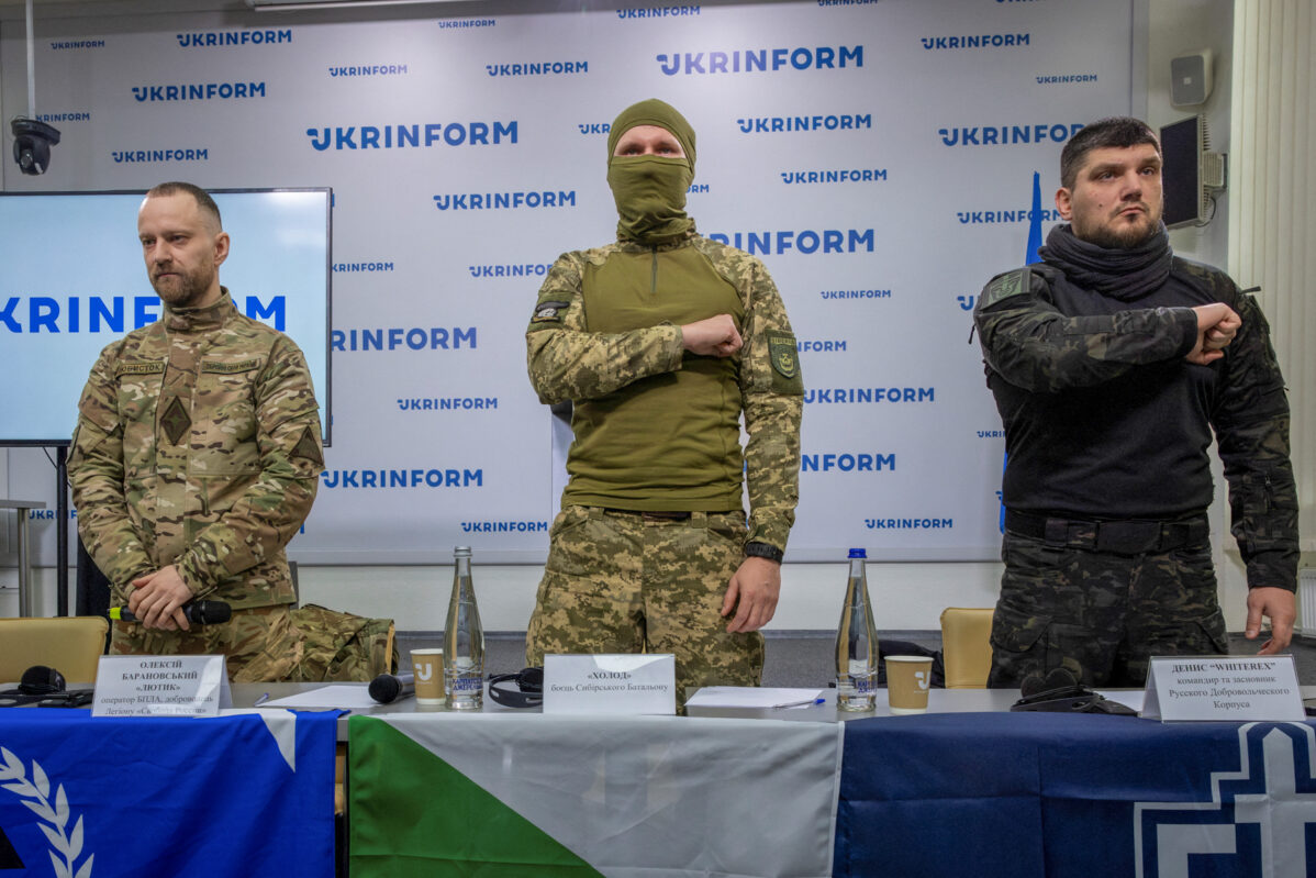 Алексей Барановский из легиона «Свобода России», Холод из «Сибирского батальона» и Денис «White Rex» Капустин из «Русского добровольческого корпуса» на пресс-конференции в Киеве