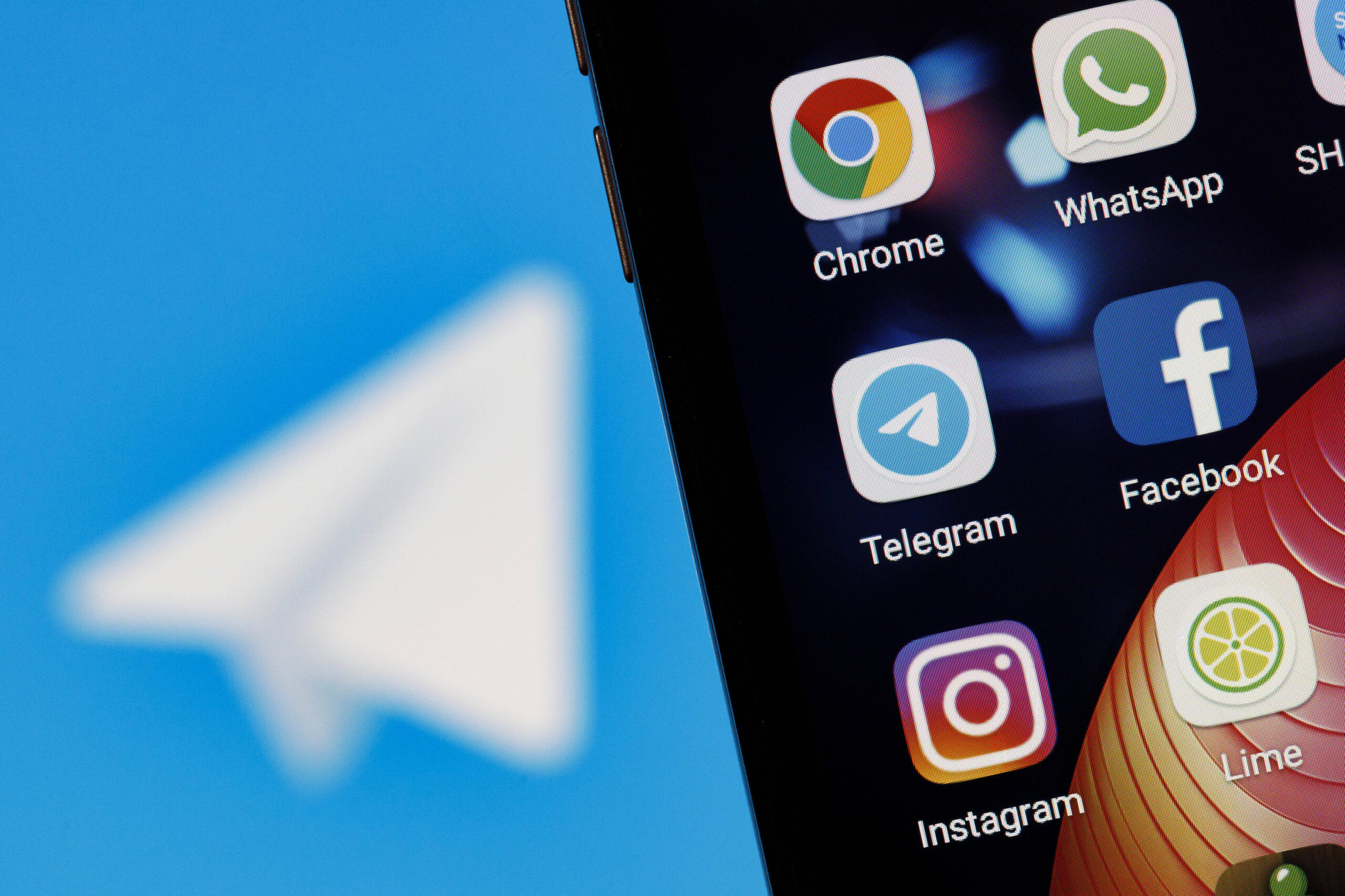 Кремлеботы объяснили сбои в работе звонков в WhatsApp и Telegram «борьбой с мошенниками»