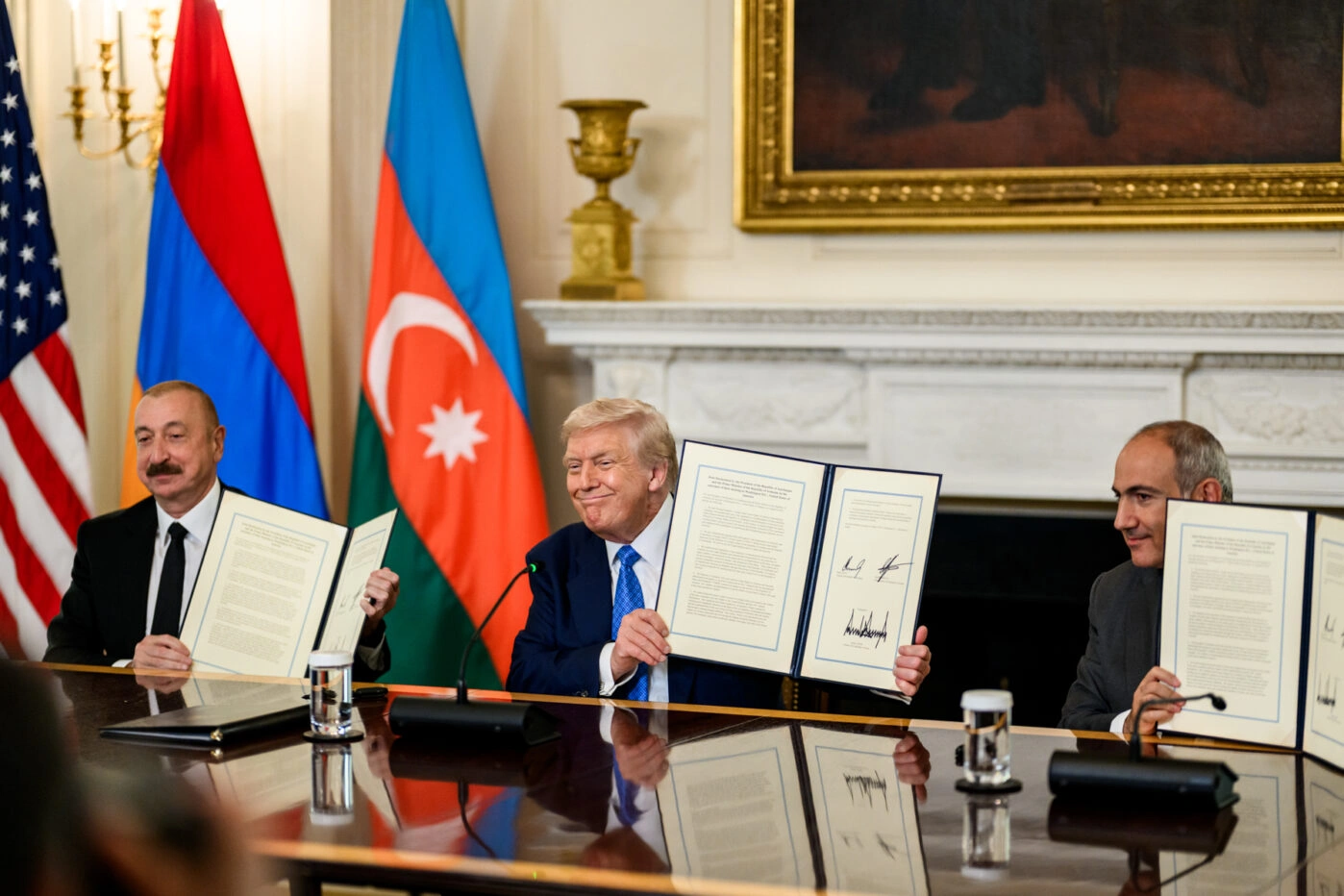 Президент Азербайджана Ильхам Алиев и премьер-министр Армении Никол Пашинян подписывают мирное соглашение в присутствии Дональда Трампа