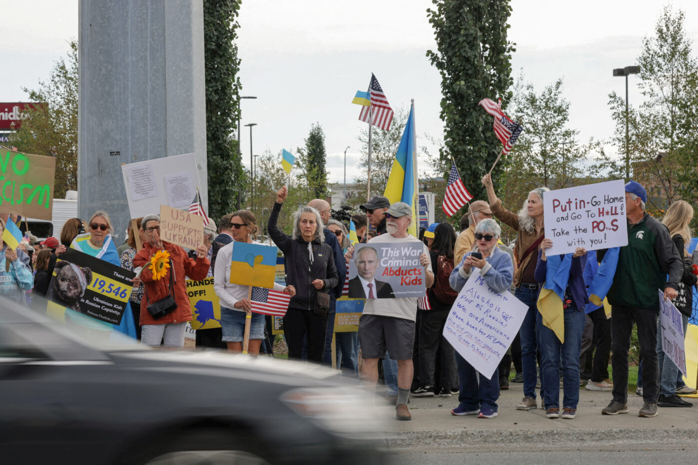 Акция протеста в знак солидарности с Украиной перед встречей Путина и Трампа в Анкоридже, Аляска
