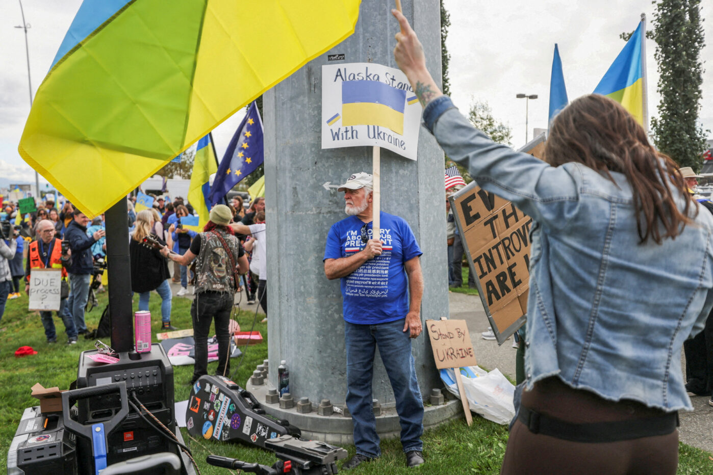 Акция протеста в знак солидарности с Украиной перед встречей Трампа и Путина в Анкоридже, Аляска