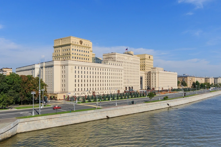 Фото на обложке: Здание Национального центра управления обороной Российской Федерации на Фрунзенской набережной. Wikipedia