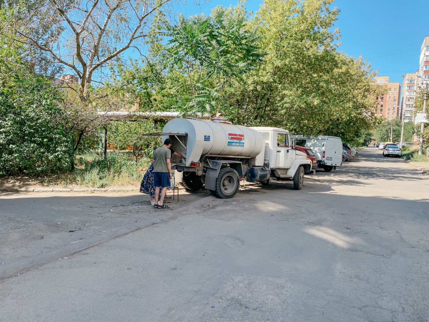 Из-за проблем с водоснабжением в Донецке воду иногда приходится покупать