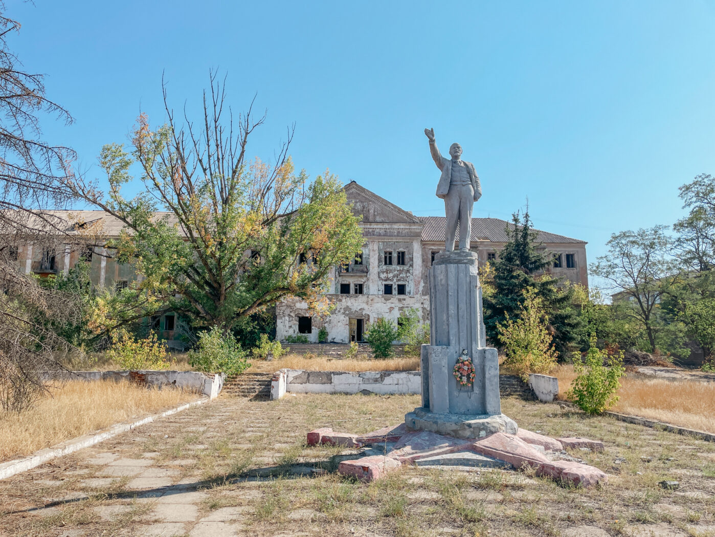 Памятник Ленину и заброшенное здание в Зугрэсе Донецкой области