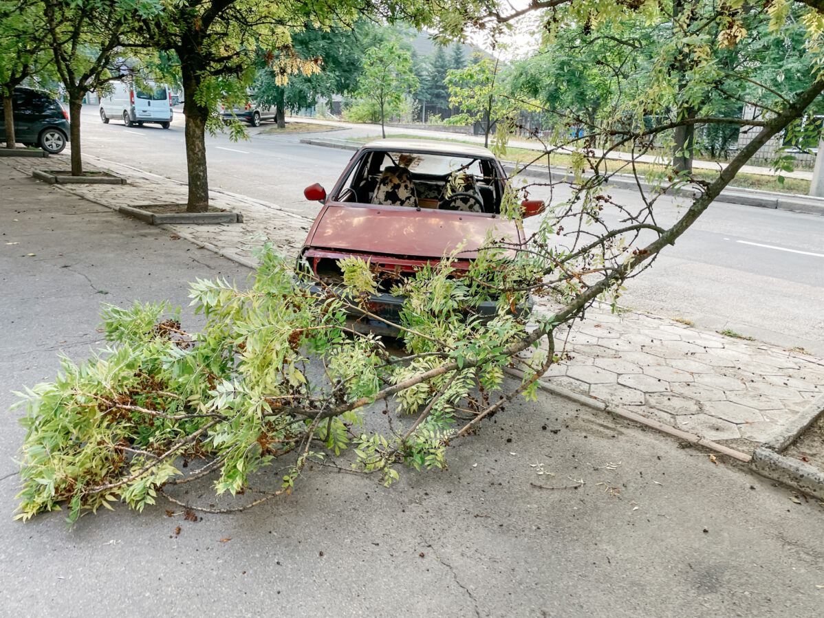 Брошенный автомобиль на улице в Донецке