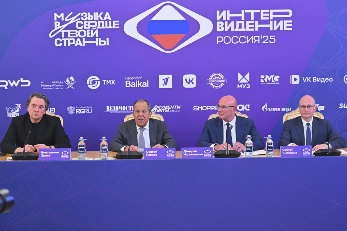 Константин Эрнст (слева направо), министр иностранных дел России Сергей Лавров, Дмитрий Чернышенко и Сергей Кириенко выступают на пресс-конференции перед конкурсом «Интервидение» в Москве