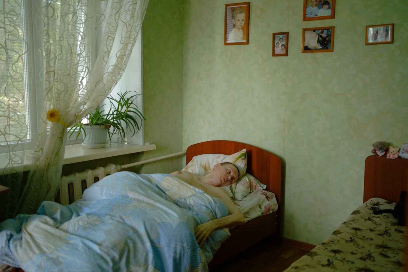 В Оренбурге 70-летняя женщина ухаживает за двумя детьми с инвалидностью и уже пять лет фактически заперта дома. Помощи от социальных служб особо нет