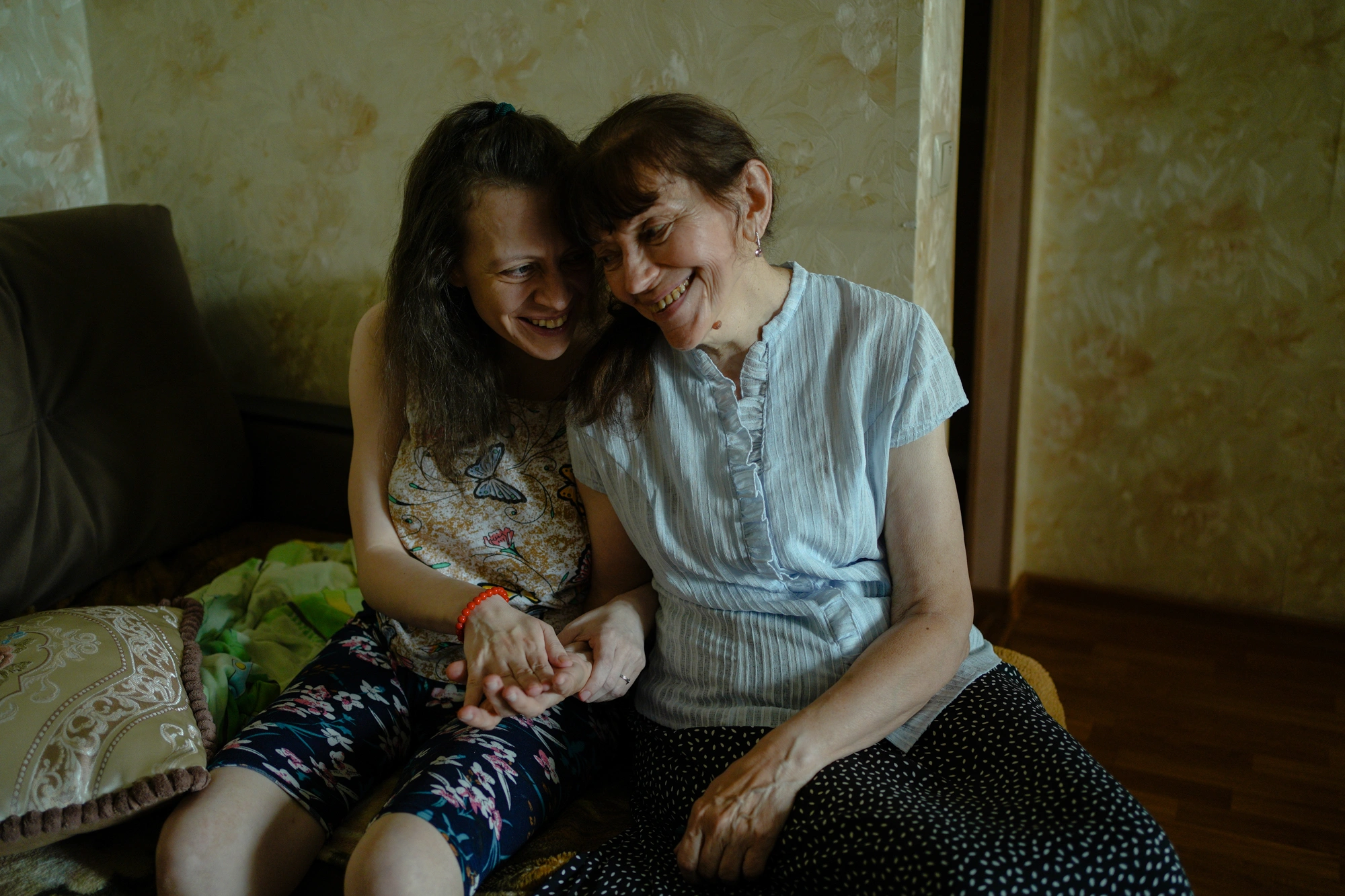 В Оренбурге 70-летняя женщина ухаживает за двумя детьми с инвалидностью и уже пять лет фактически заперта дома. Помощи от социальных служб особо нет