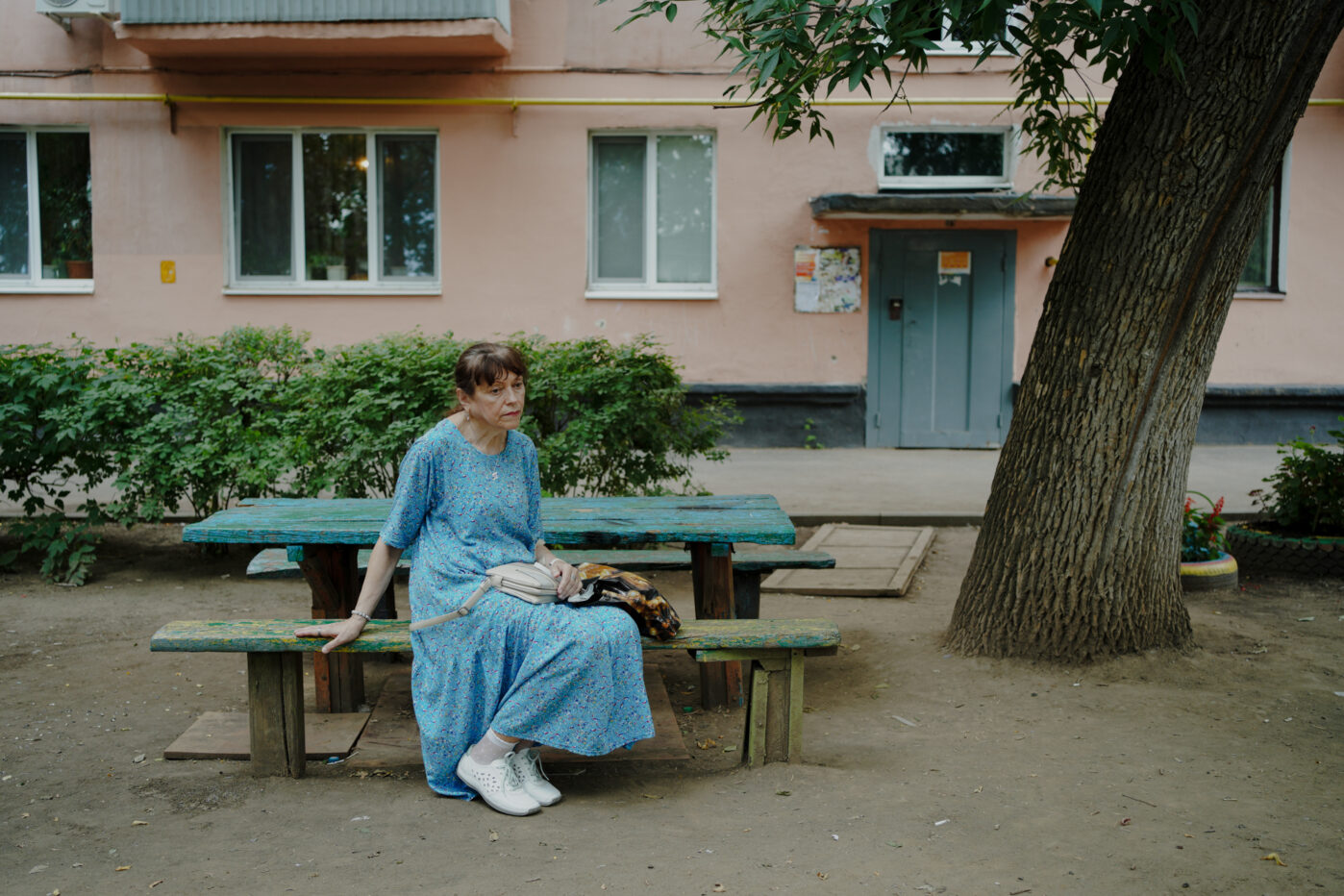 В Оренбурге 70-летняя женщина ухаживает за двумя детьми с инвалидностью и уже пять лет фактически заперта дома. Помощи от социальных служб особо нет