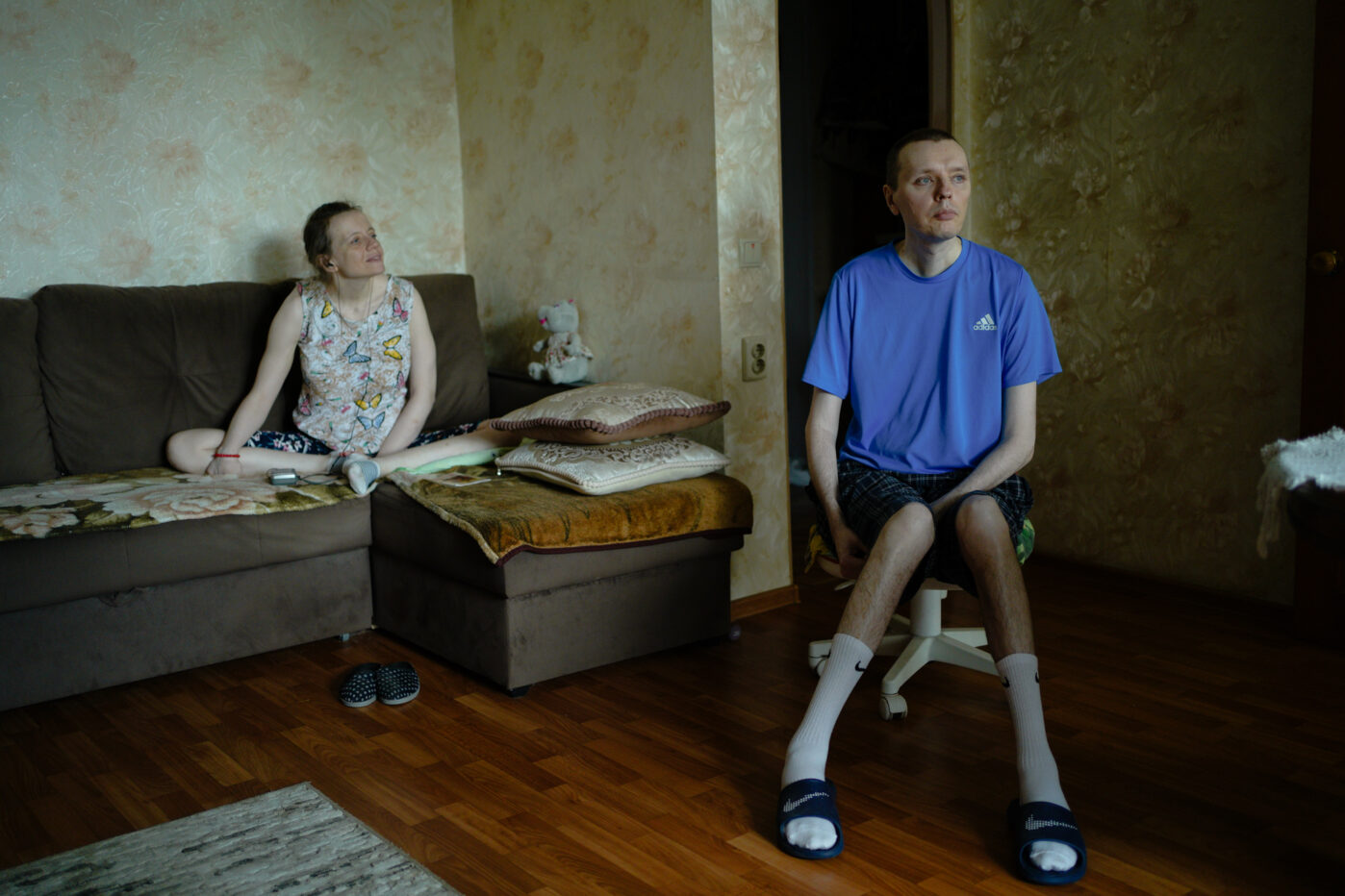 В Оренбурге 70-летняя женщина ухаживает за двумя детьми с инвалидностью и уже пять лет фактически заперта дома. Помощи от социальных служб особо нет