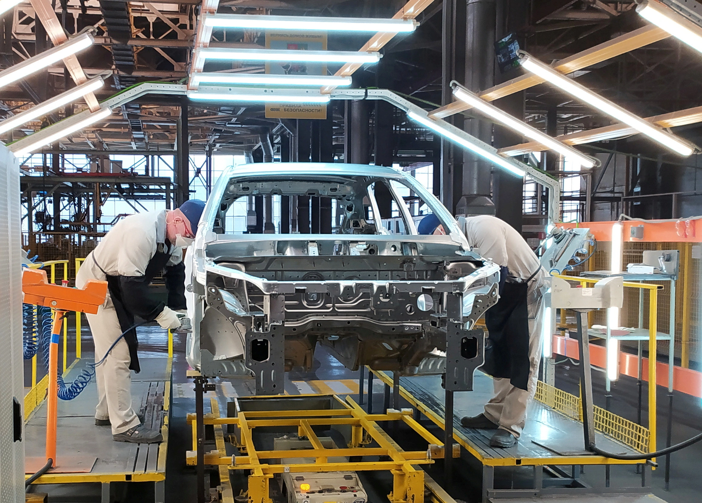 Количество вакансий в компаниях «Автоваз», «Уралвагонзавод», «КАМАЗ» и РЖД резко выросло в 2025 году