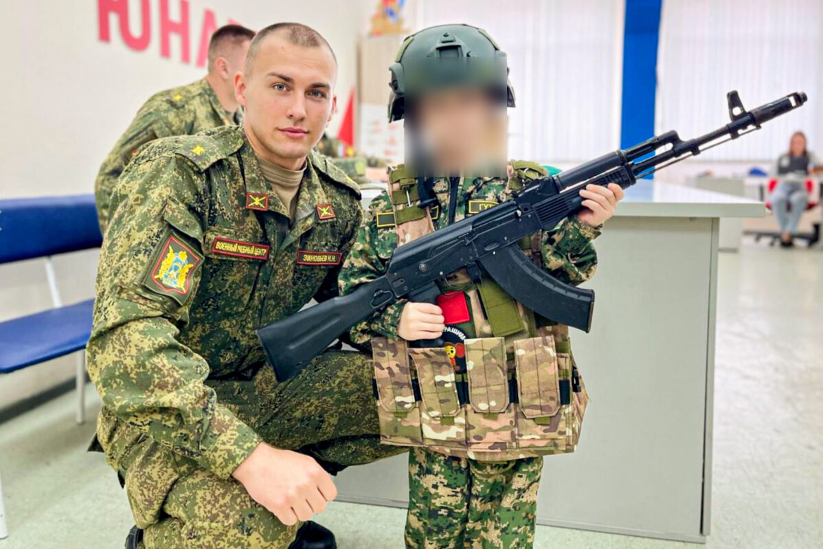 Воспитанников кадетских групп детсадов военные учат носить бронежилет и обращаться с автоматом