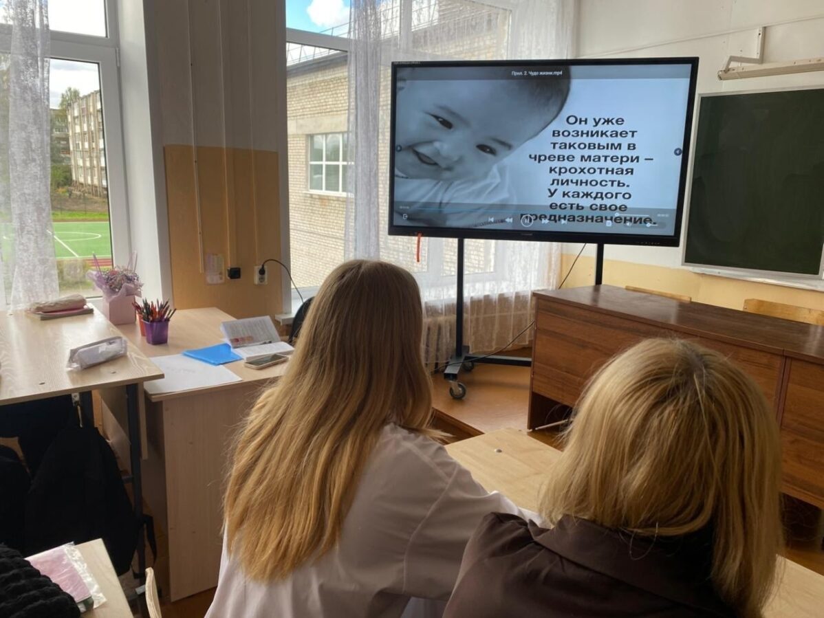 Долг перед родиной, Бог и никакого секса до брака: в российские школы поступили новые пособия по «Семьеведению»