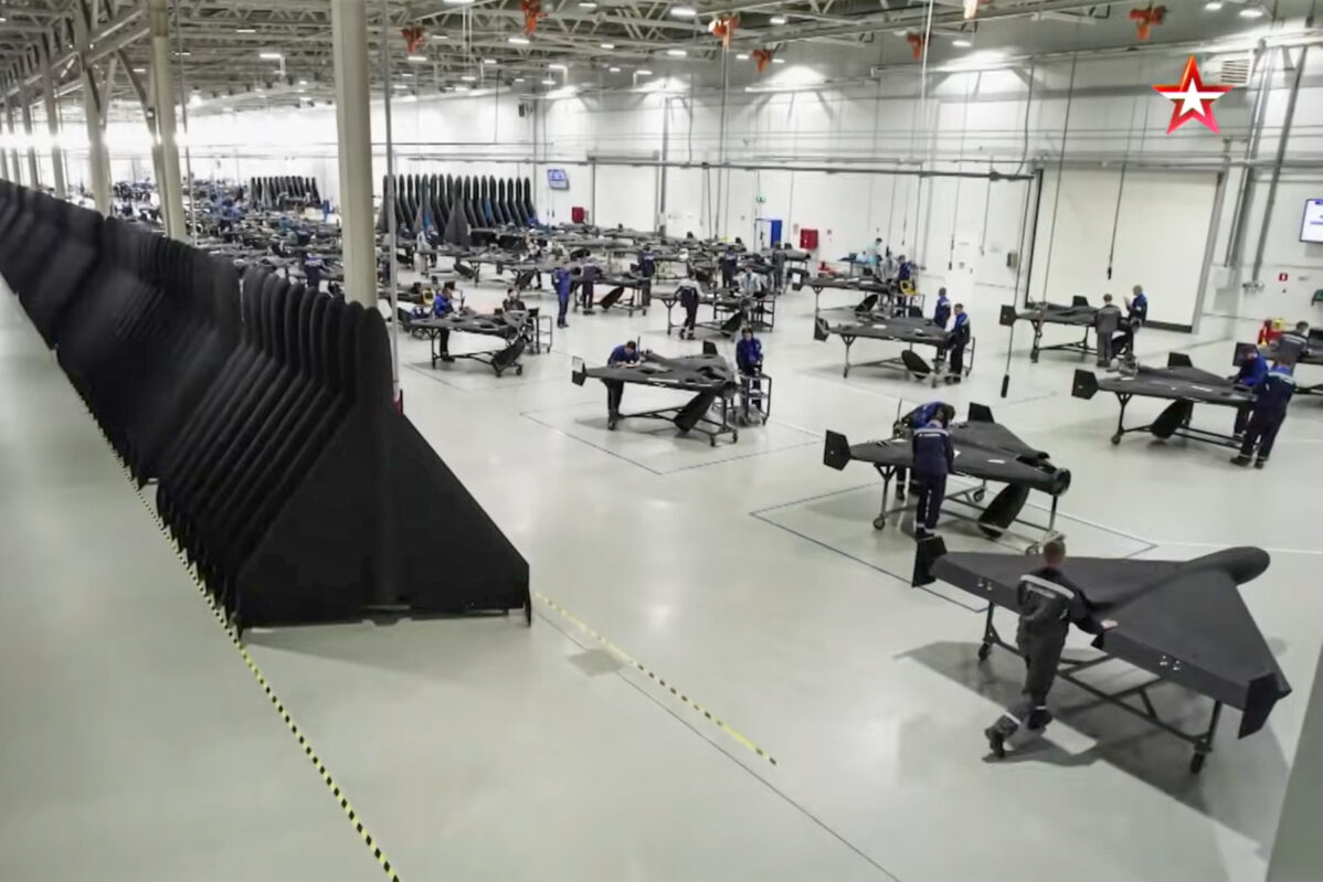 Внутри завода по производству беспилотников «Алабуга» рабочие собирают беспилотники «Герань-2», российскую копию Shached 136