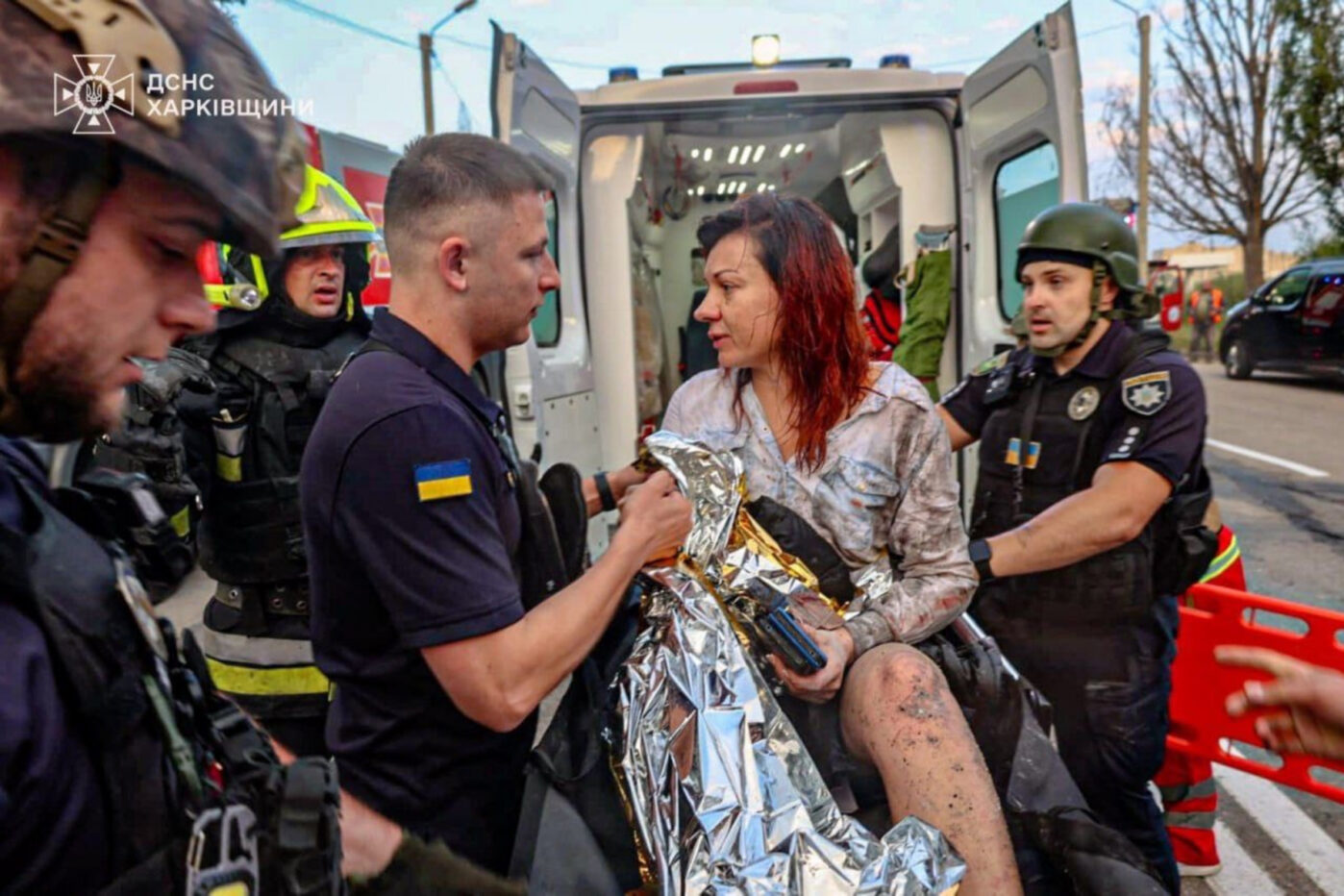 Пострадавшей от удара российским дроном в Харькове оказывается медицинская помощь