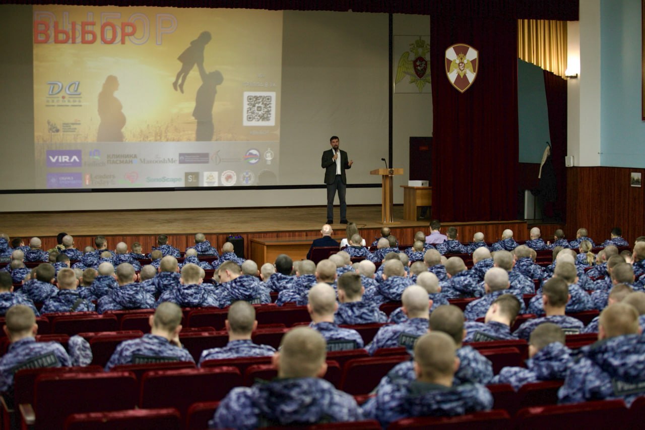 Православные активисты начали читать антиабортные лекции срочникам. Солдатам рассказывают, что внешние враги ведут против России «демографическую войну»