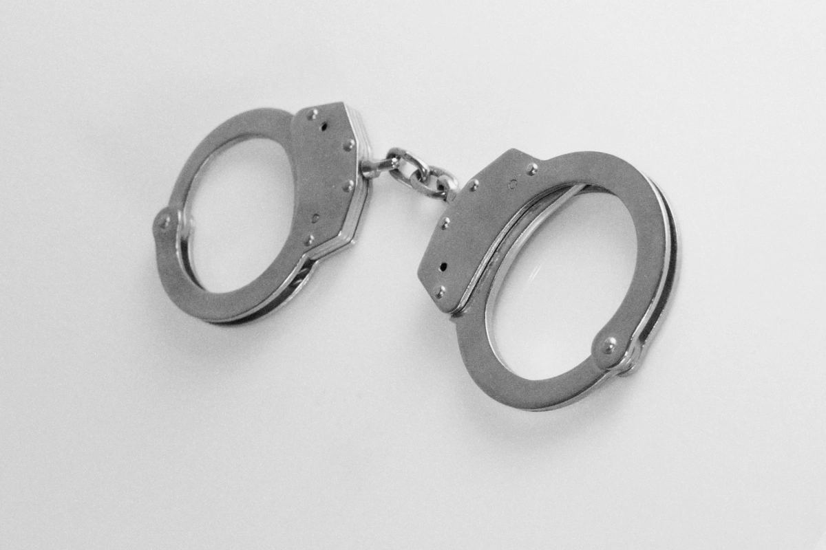 В Екатеринбурге силовики ворвались в квартиру к травести-артистам во время стрима